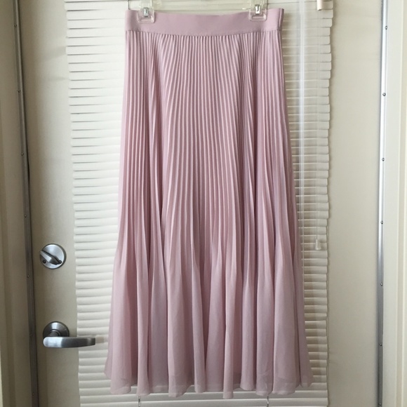Aritzia Dresses & Skirts - Artizia Pink Wilfred Pleated Chiffon Midi Skirt